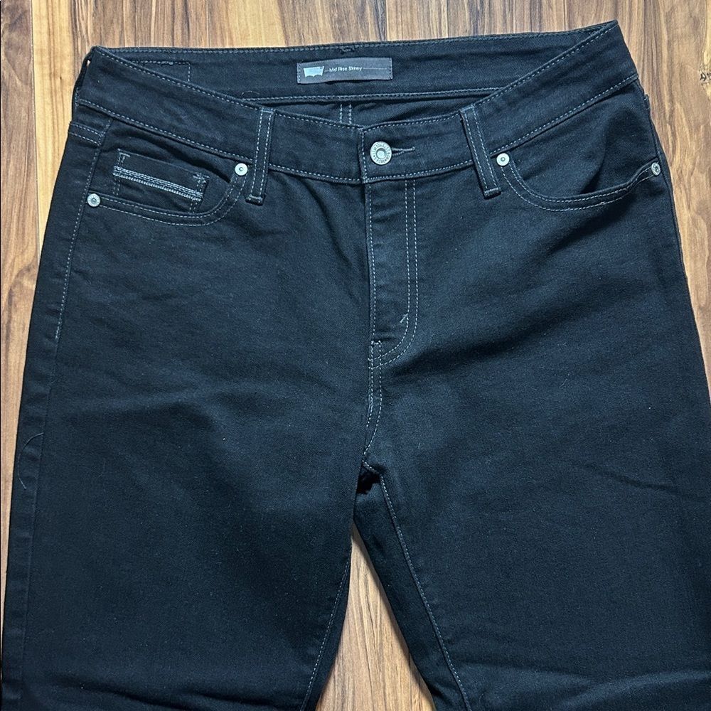 Like New Levi's Black Mid Rise Skinny Jeans - Picture 4 of 9